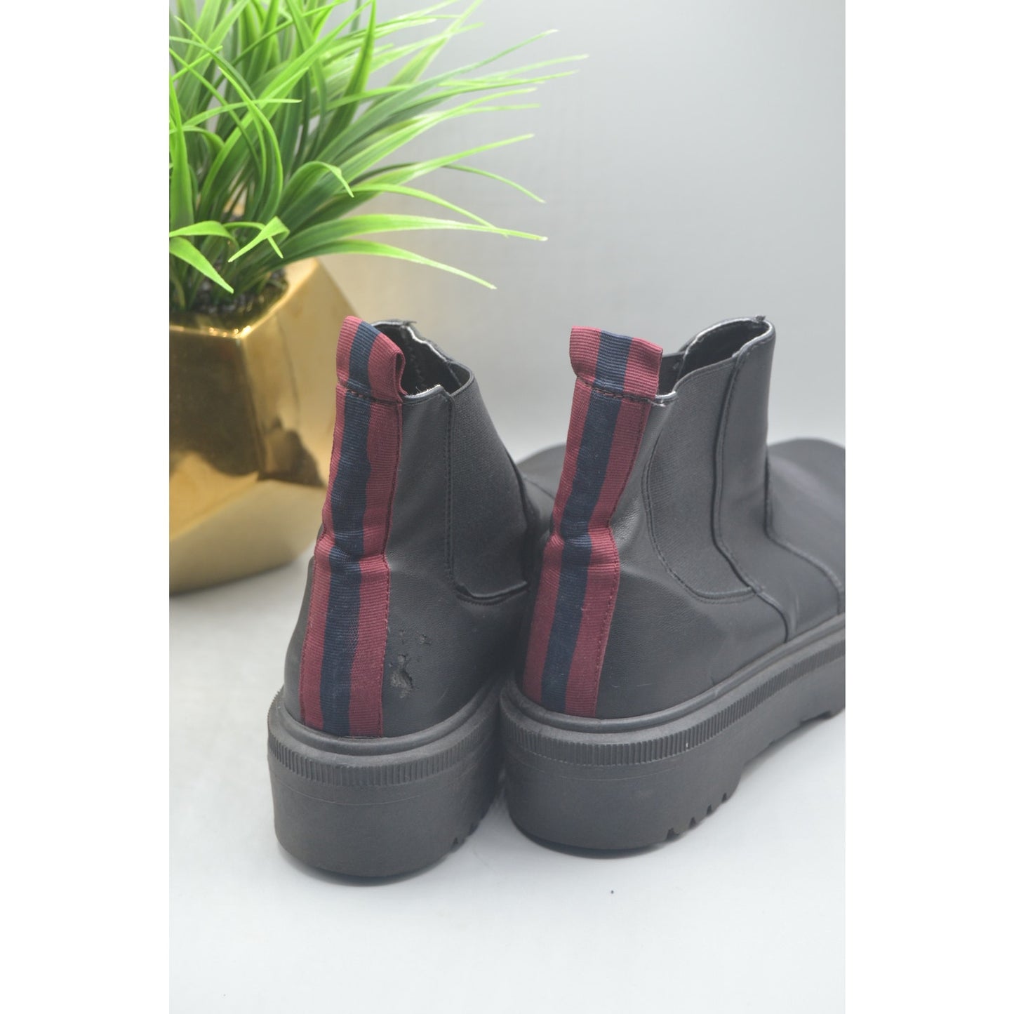 Steve Madden Black Chelsea Boots Size 7