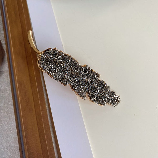 Stunning hair clip with gunmetal grey lustrous high shine rhinestones. Combined with a gold setting, this hair accessory will surely complete that evening to night look. Perfect for any event. Order today and enjoy fast shipping