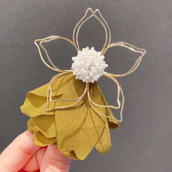 Dainty Flower | Gold on Gold Hair Pin