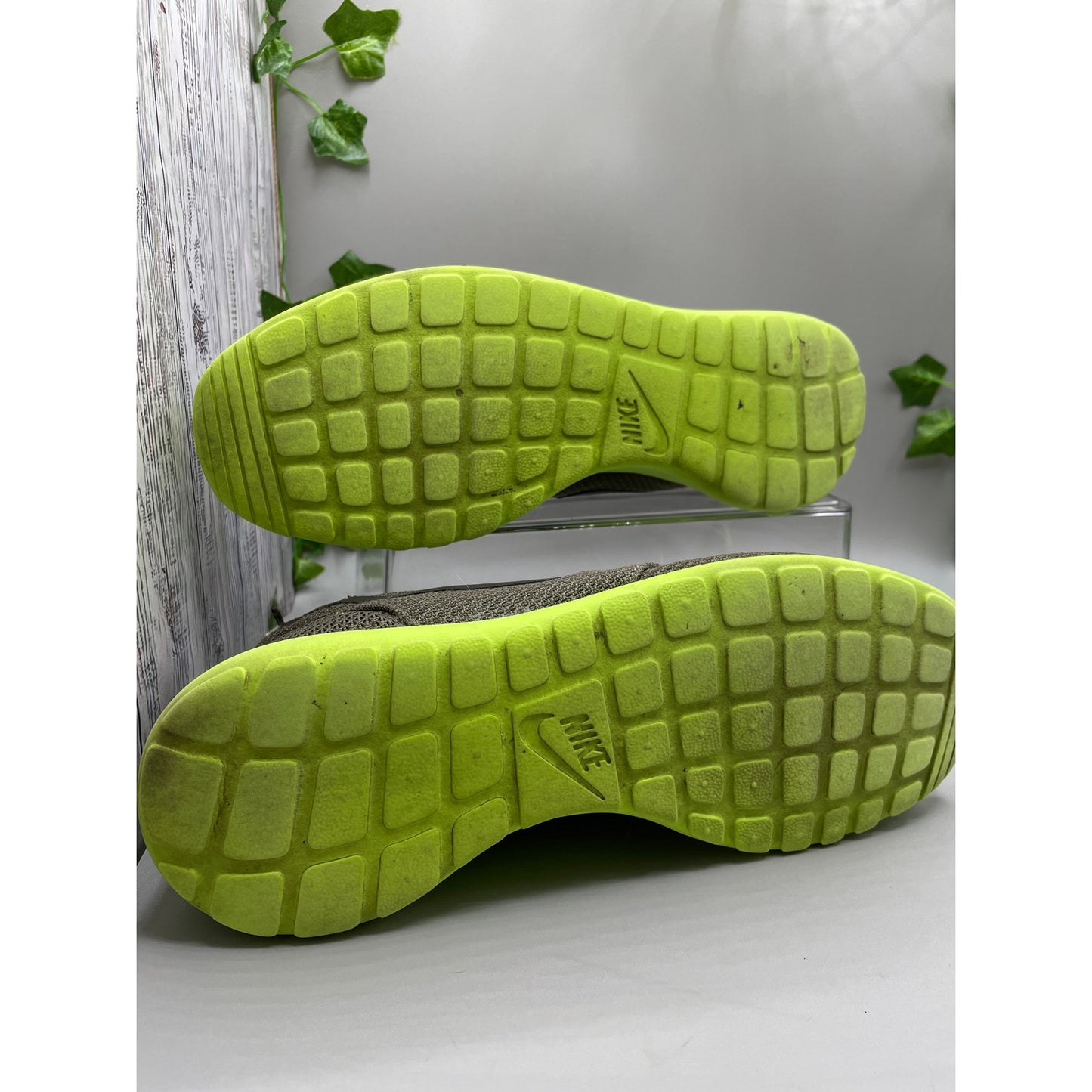 Nike Men’s Grey & Lime Green Roshe Run Athletic Shoes 9.5