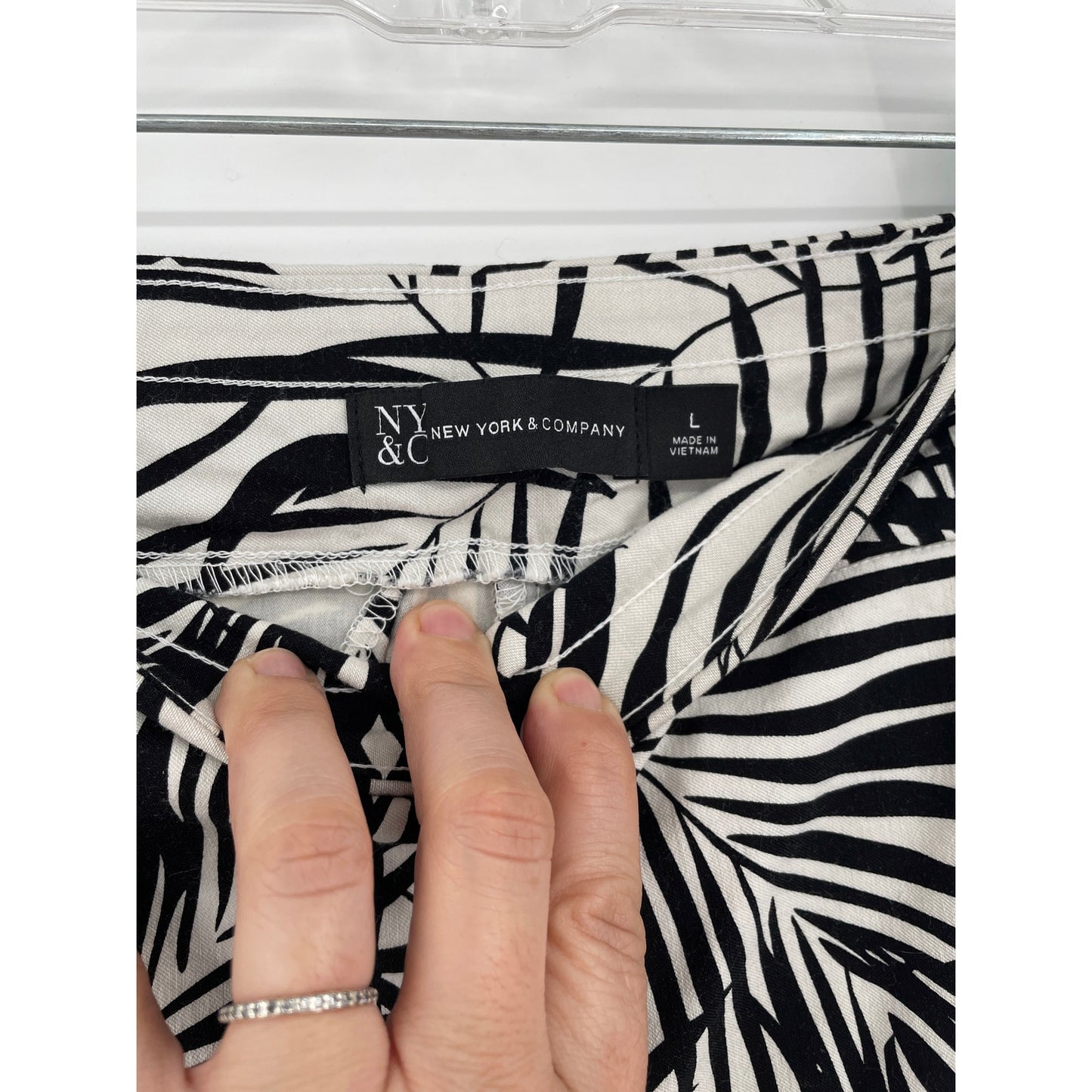 New York & Co Black & White Vacation Shorts Large