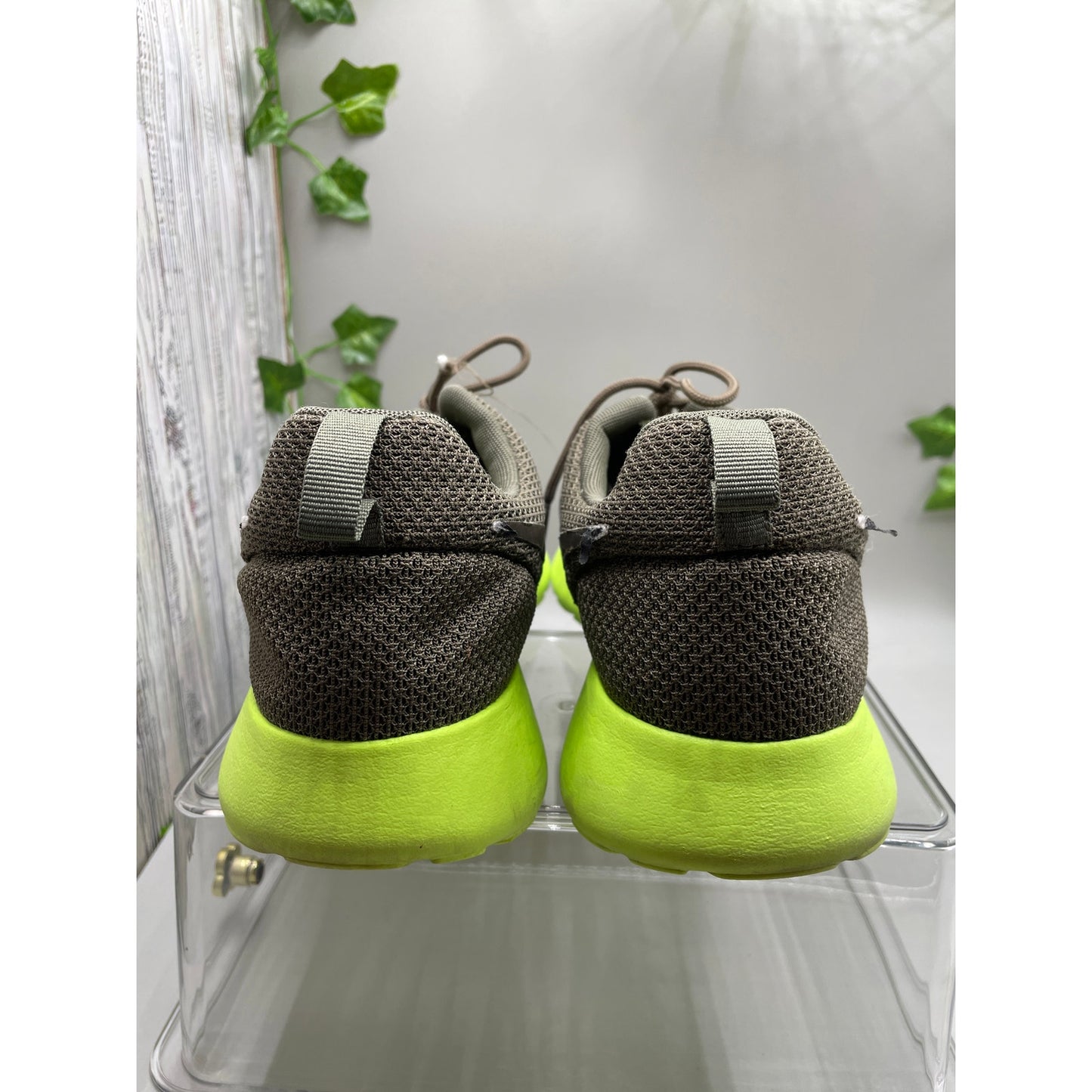 Nike Men’s Grey & Lime Green Roshe Run Athletic Shoes 9.5