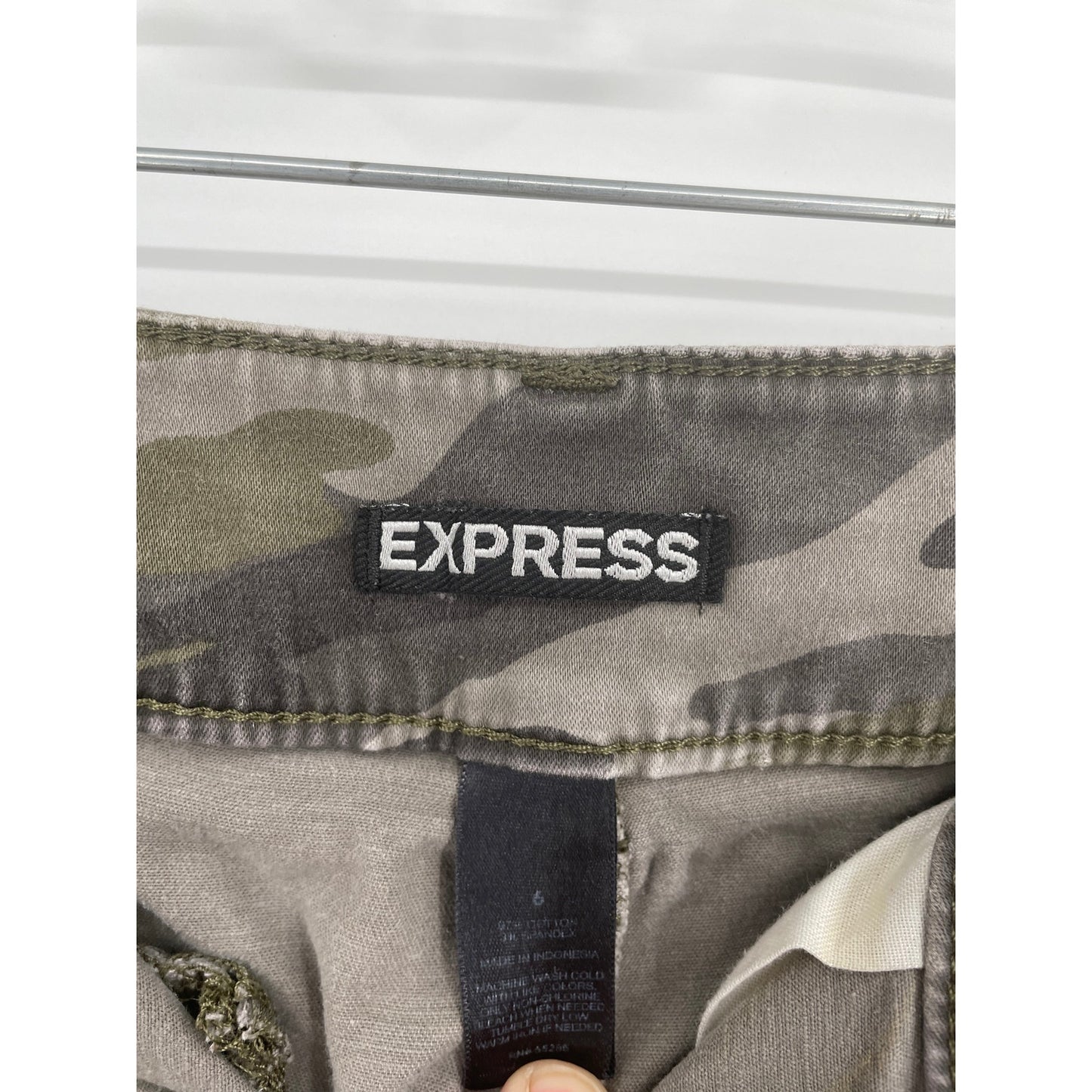 Express Woman Camo Mid-Rise Button-fly Zipper Y2K Shortie Shorts Size 6