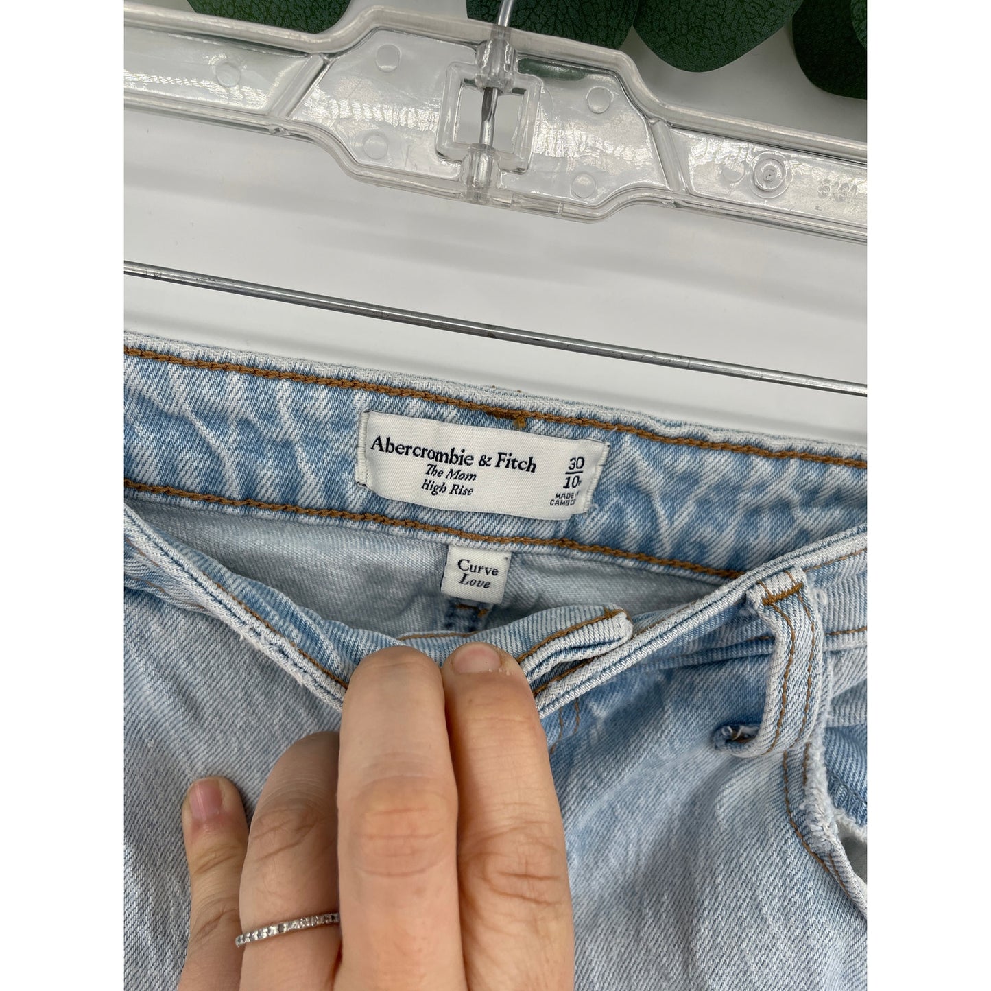 Abercrombie & Fitch The Mom High Rise Curve Love Light Wash Denim Jeans Size 30