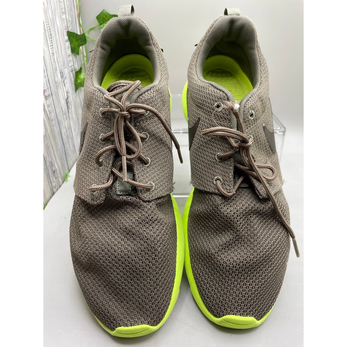 Nike Men’s Grey & Lime Green Roshe Run Athletic Shoes 9.5