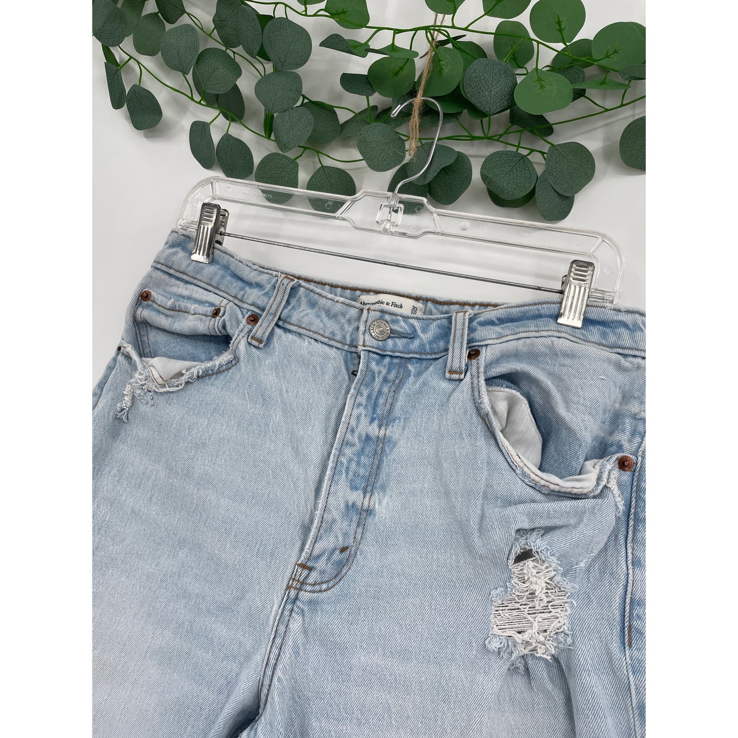 Abercrombie & Fitch The Mom High Rise Curve Love Light Wash Denim Jeans Size 30