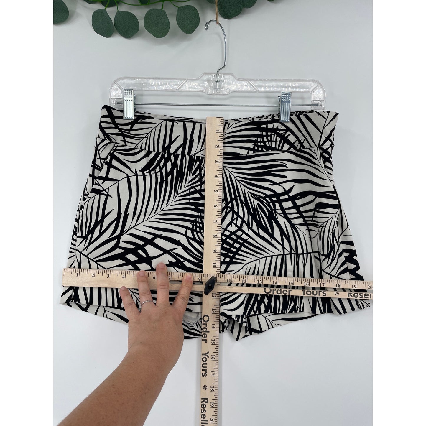 New York & Co Black & White Vacation Shorts Large