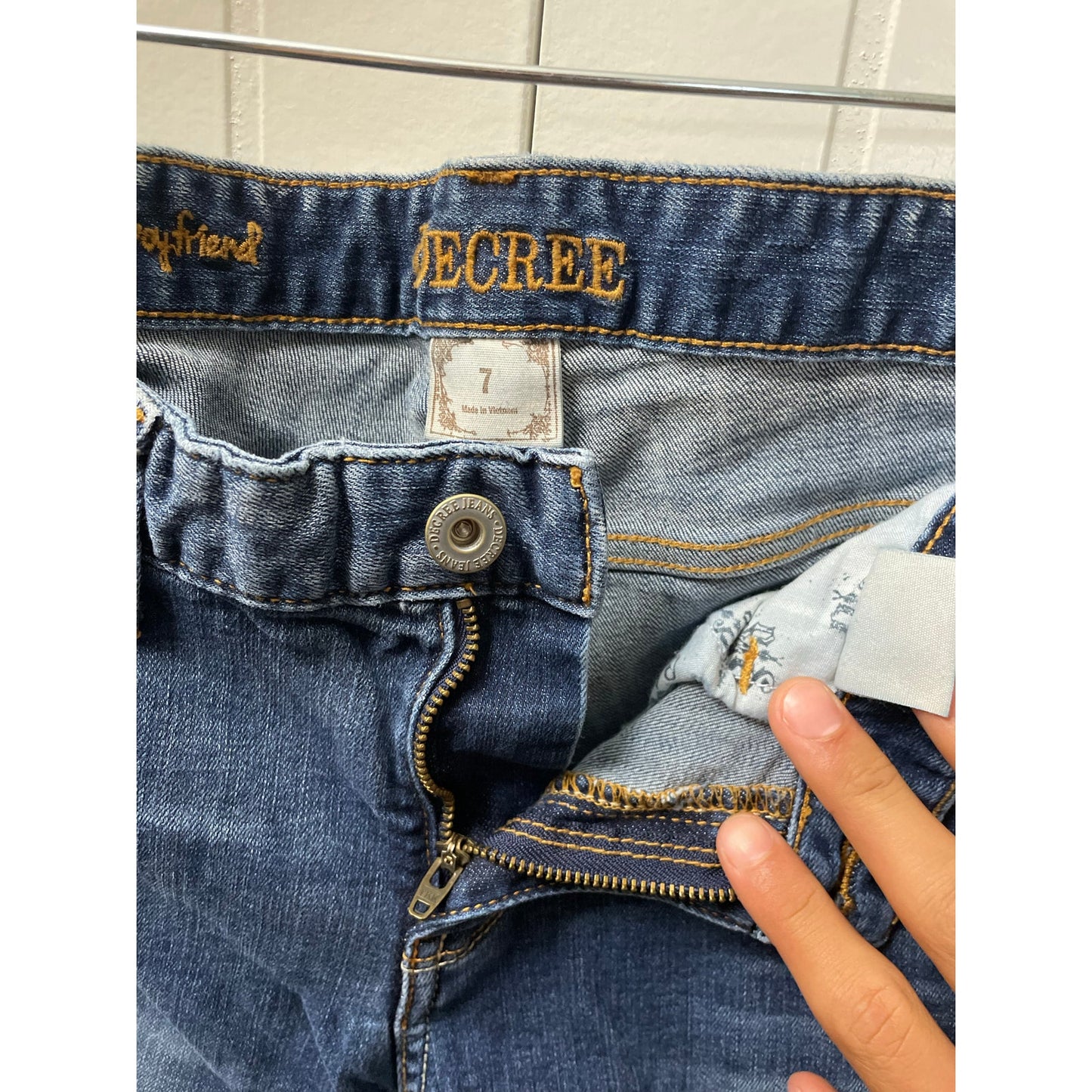 Decree Distressed Womans Boyfriend Denim Slim Jeans SZ 7