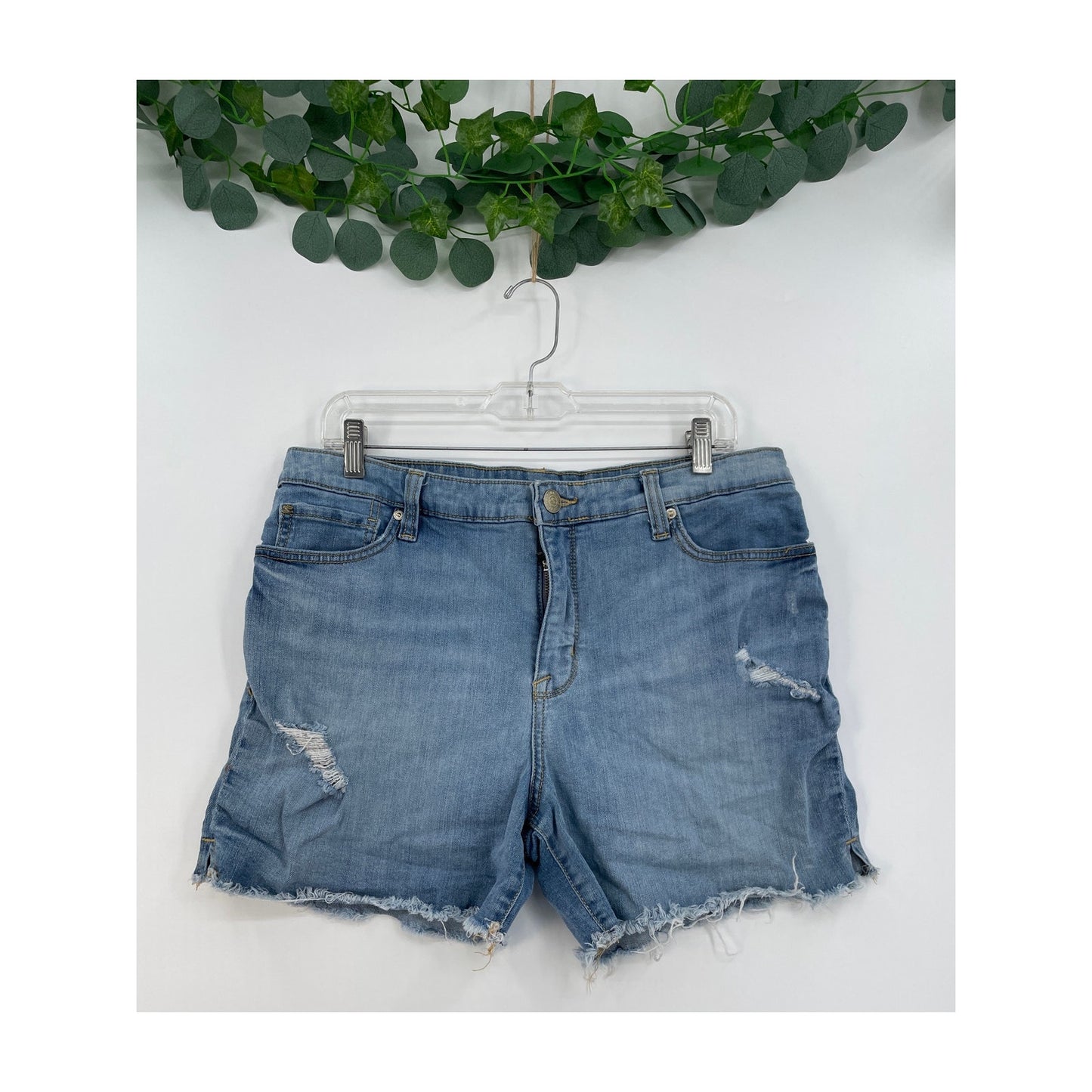 Seven7 Woman's Denim Weekend Shorts Raw Hem Size 6