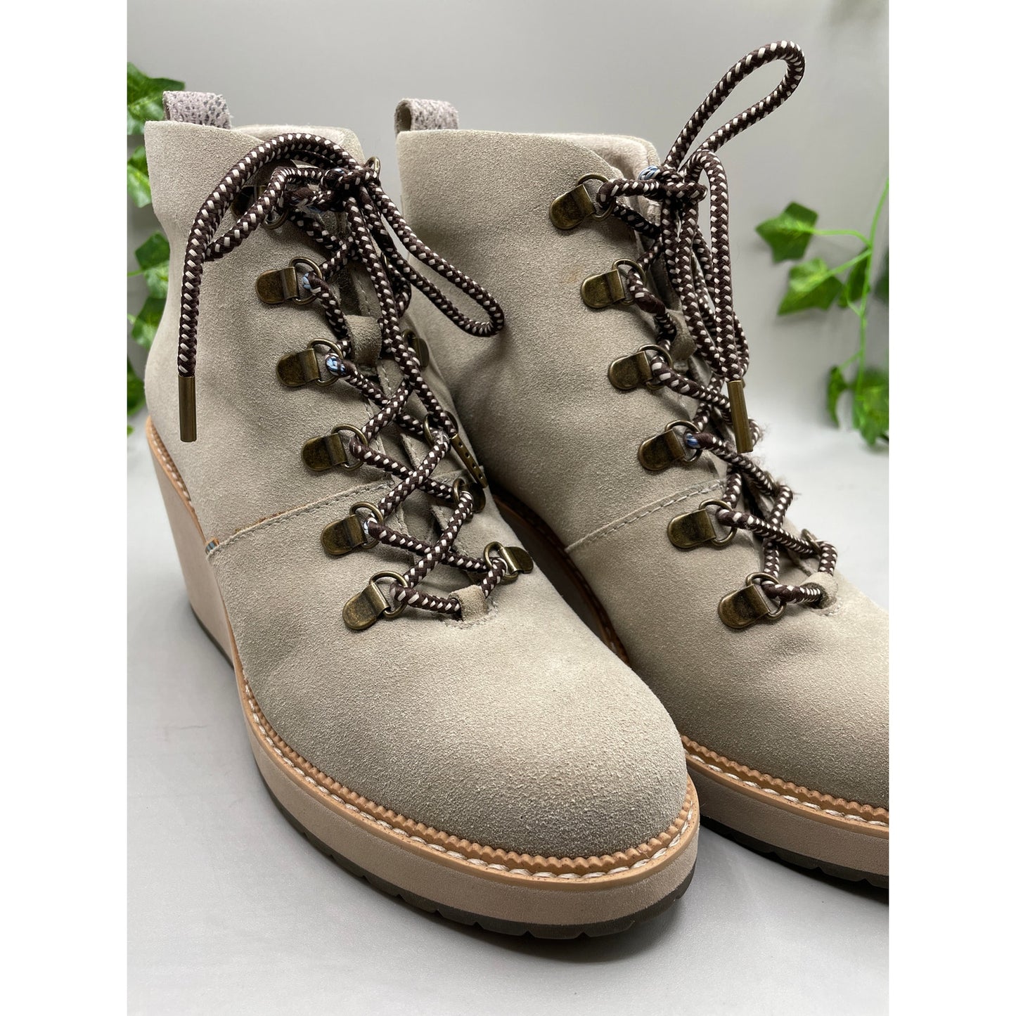 New Toms Wedge Lace Up Tan Woman’s Platform Boots 8