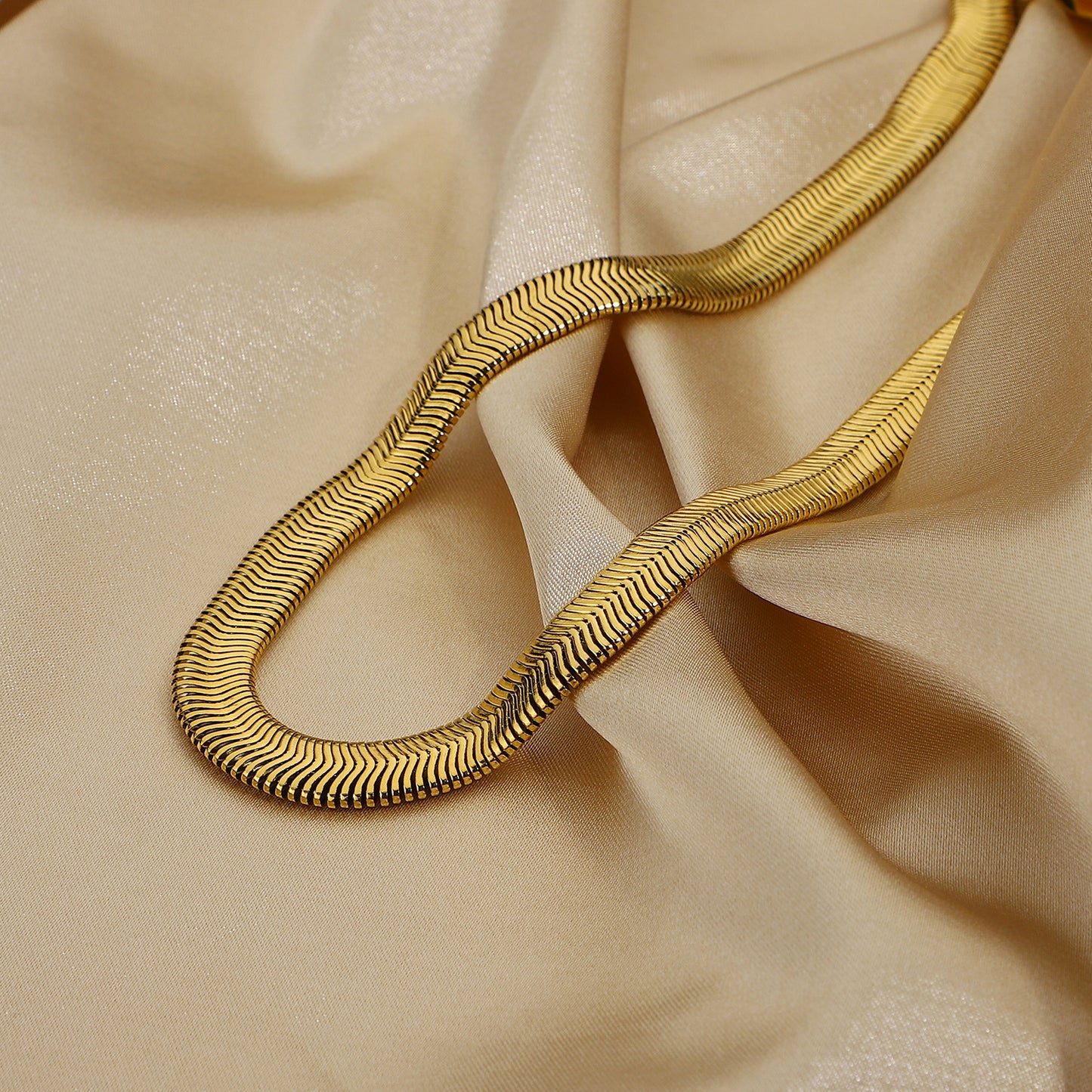 Capturing | Titanium Steel Gold Plated Necklace